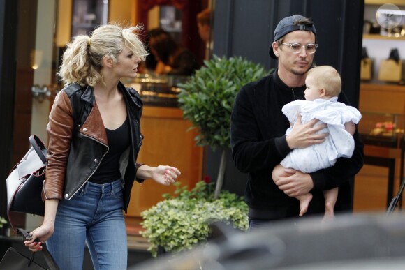 Josh Hartnett et sa compagne Tamsin Egerton font du shopping avec leur fille dans le quartier de Mayfair à Londres, Royaume Uni, le 29 juillet 2016.