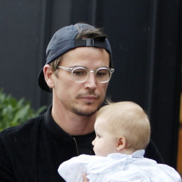 Josh Hartnett et sa compagne Tamsin Egerton font du shopping avec leur fille dans le quartier de Mayfair à Londres, Royaume Uni, le 29 juillet 2016.