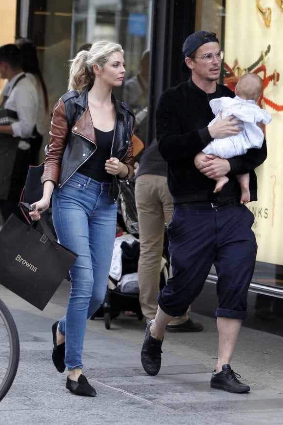 Josh Hartnett et sa compagne Tamsin Egerton font du shopping avec leur fille dans le quartier de Mayfair à Londres, Royaume Uni, le 29 juillet 2016.
