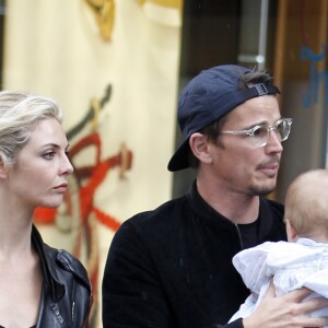 Josh Hartnett et sa compagne Tamsin Egerton font du shopping avec leur fille dans le quartier de Mayfair à Londres, Royaume Uni, le 29 juillet 2016.