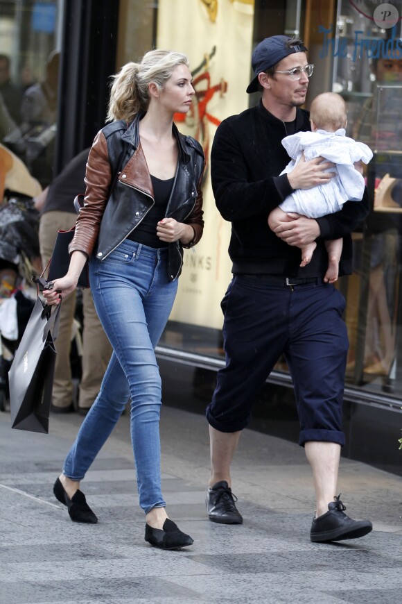 Josh Hartnett et sa compagne Tamsin Egerton font du shopping avec leur fille dans le quartier de Mayfair à Londres, Royaume Uni, le 29 juillet 2016.
