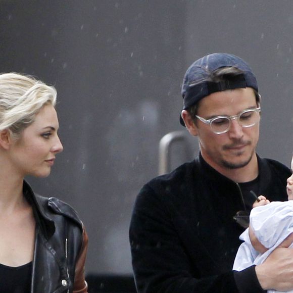 Josh Hartnett et sa compagne Tamsin Egerton font du shopping avec leur fille dans le quartier de Mayfair à Londres, Royaume Uni, le 29 juillet 2016.