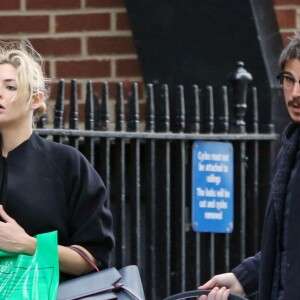 Exclusif - Josh Hartnett et sa compagne Tamsin Egerton sortent pour la première fois avec le bébé de la maternité à Londres, le 30 novembre 2015.