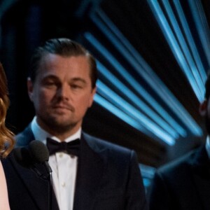 Emma Stone reçoit l'Oscar de la meilleure actrice pour le film 'La La Land' sous les yeux de Leonardo Di Caprio et Jimmy Kimmel - Intérieur - Erreur monumentale aux Oscars: le mauvais gagnant annoncé au Hollywood & Highland Center à Hollywood, le 26 février 2017 ©A.M.P.A.S/Zuma/Bestimage26/02/2017 - Hollywood