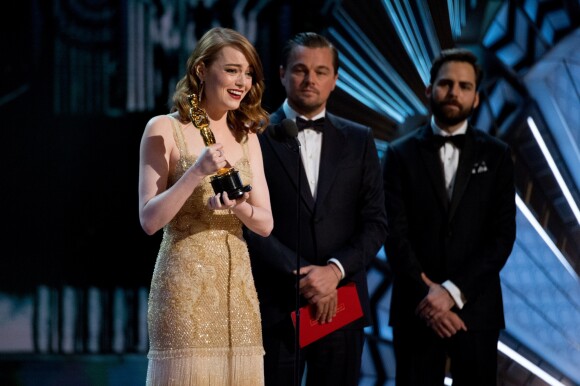 Emma Stone reçoit l'Oscar de la meilleure actrice pour le film 'La La Land' sous les yeux de Leonardo Di Caprio et Jimmy Kimmel - Intérieur - Erreur monumentale aux Oscars: le mauvais gagnant annoncé au Hollywood & Highland Center à Hollywood, le 26 février 2017 ©A.M.P.A.S/Zuma/Bestimage26/02/2017 - Hollywood