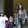 Kourtney Kardashian emmène ses enfants Mason et Penelope à leur cours d'art à Woodland Hills. La petite Penelope porte des mules de deux couleurs différentes! Le 21 février 2017