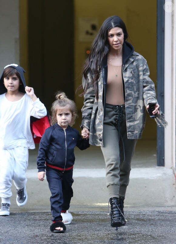 Kourtney Kardashian emmène ses enfants Mason et Penelope à leur cours d'art à Woodland Hills. La petite Penelope porte des mules de deux couleurs différentes! Le 21 février 2017