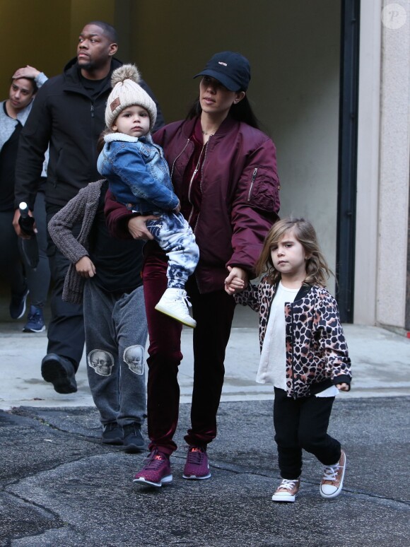 Kourtney Kardashian sort d'un immeuble sous la pluie avec ses enfants Mason, Penelope et Reign Disick à Woodland Hills, le 24 janvier 2017