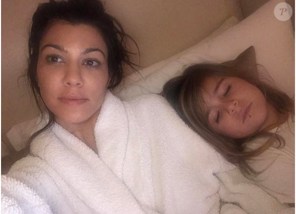 Penelope Disick, la fille que partagent Kourtney Kardashian et Scott Disick, au lit avec sa mère et un piercing à la lèvre. La photo fait polémique sur Instagram le 26 février 2017