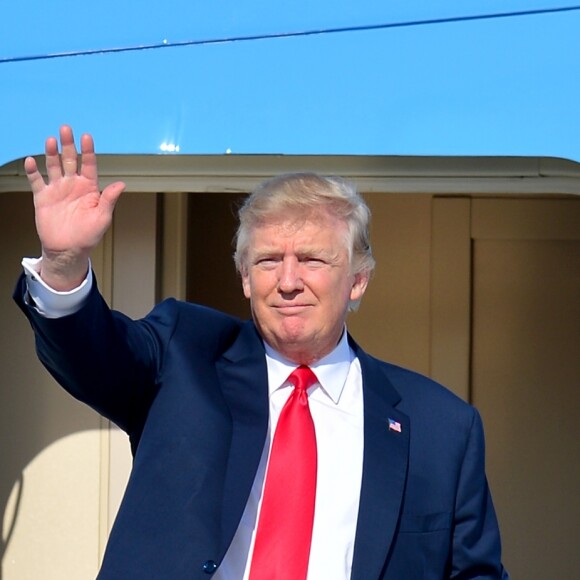 Le président américain Donald Trump arrive à l'aéroport de Palm Beach à bord de Air Force One pour passer une partie du week-end à Mar-a-Lago le 17 février 2017.