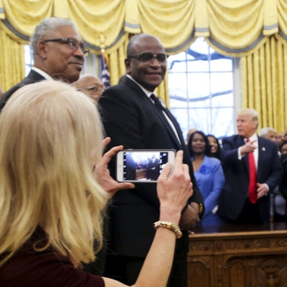 Kellyanne Conway prend le président Donald Trump en photo lors d'un rendez vous à la Maison Blanche, Washington, le 27 février 2017