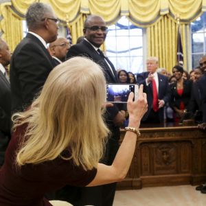 Kellyanne Conway prend le président Donald Trump en photo lors d'un rendez vous à la Maison Blanche, Washington, le 27 février 2017