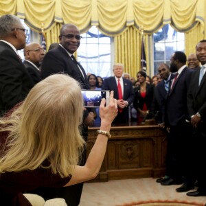 Kellyanne Conway prend le président Donald Trump en photo lors d'un rendez vous à la Maison Blanche, Washington, le 27 février 2017