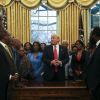 Le président des Etats-Unis Donald Trump pose avec les doyens des universités et lycées afro-américain dans le Bureau de la Maison Blanche à Washington, le 27 février 2017