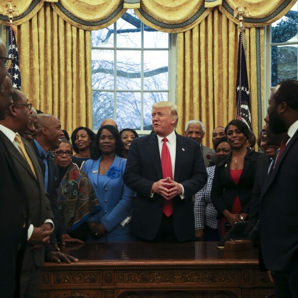 Le président des Etats-Unis Donald Trump pose avec les doyens des universités et lycées afro-américain dans le Bureau de la Maison Blanche à Washington, le 27 février 2017