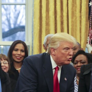 Le président des Etats-Unis Donald Trump pose avec les doyens des universités et lycées afro-américain dans le Bureau de la Maison Blanche à Washington, le 27 février 2017