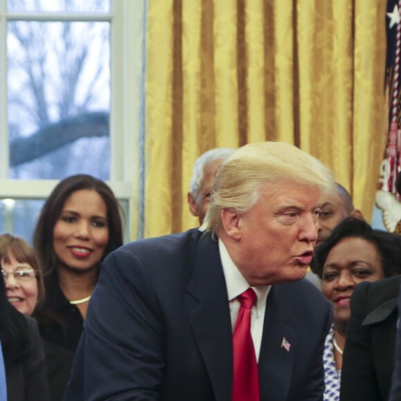 Le président des Etats-Unis Donald Trump pose avec les doyens des universités et lycées afro-américain dans le Bureau de la Maison Blanche à Washington, le 27 février 2017