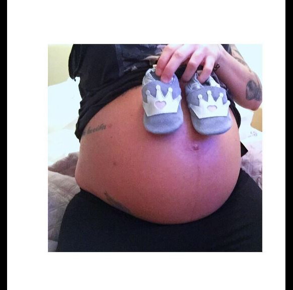 Julia Paredes enceinte, dévoile son baby bump Instagram, 2017