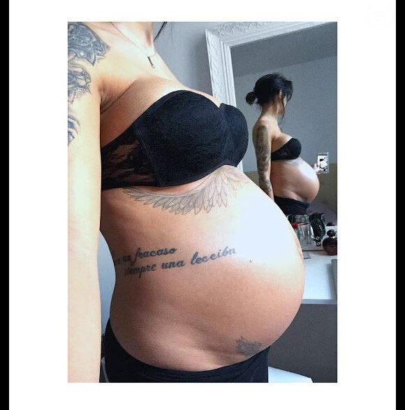 Julia Paredes enceinte, met en avant son baby bump Instagram, 2017