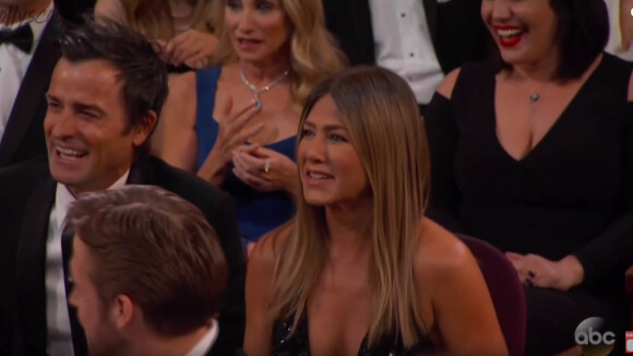 Jennifer Aniston s'est fait voler ses lunettes de soleil grand luxe lors de la 89e cérémonie des Oscars - Vidéo publiée sur Youtube le 26 février 2017
