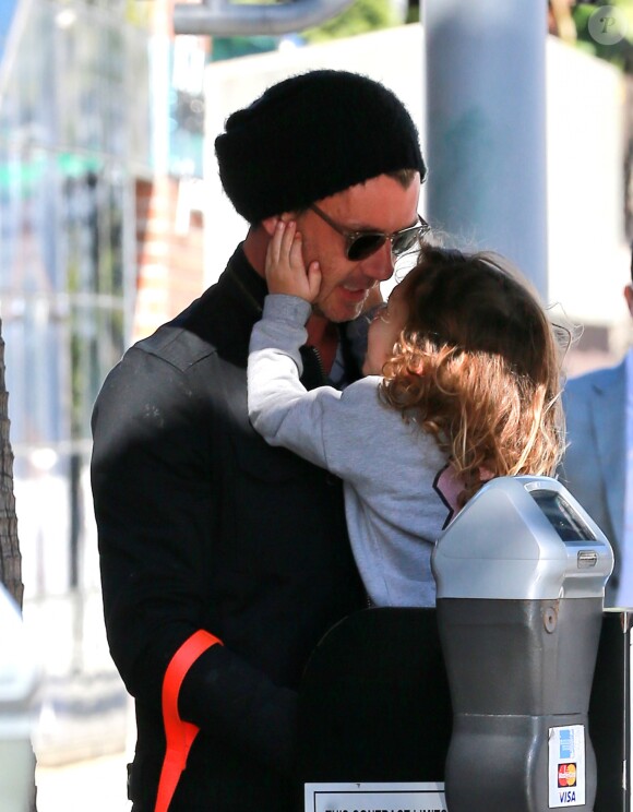 Gavin Rossdale se promène avec son fils Apollo dans les bras, à Beverly Hills. Los Angeles, le 23 février 2017.
