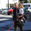 Gavin Rossdale se promène avec son fils Apollo dans les bras, à Beverly Hills. Los Angeles, le 23 février 2017.