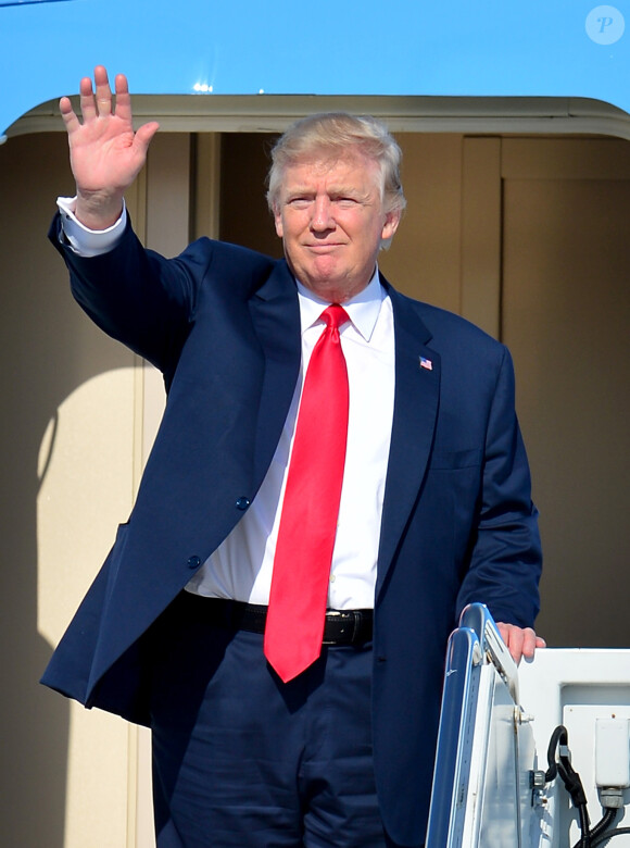 Le président américain Donald Trump arrive à l'aéroport de Palm Beach à bord de Air Force One pour passer une partie du week-end à Mar-a-Lago le 17 février 2017.