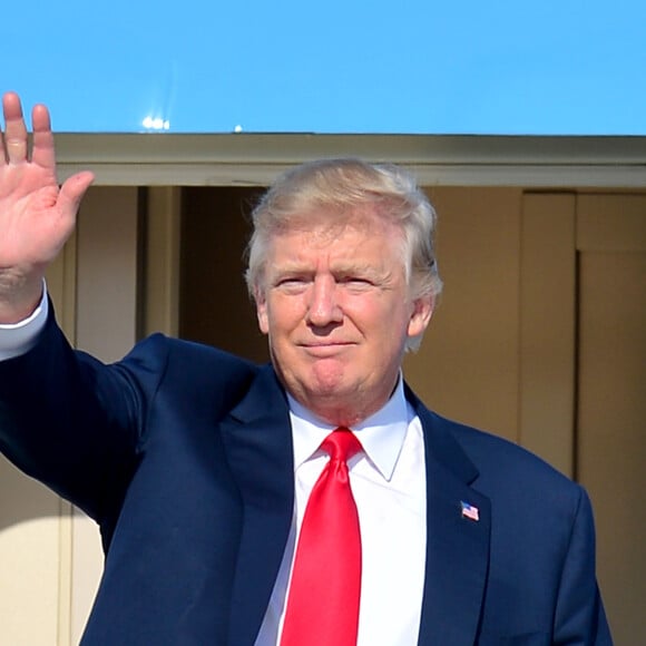 Le président américain Donald Trump arrive à l'aéroport de Palm Beach à bord de Air Force One pour passer une partie du week-end à Mar-a-Lago le 17 février 2017.