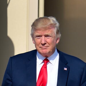 Le président américain Donald Trump arrive à l'aéroport de Palm Beach à bord de Air Force One pour passer une partie du week-end à Mar-a-Lago le 17 février 2017.