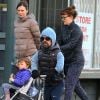 Peter Dinklage et sa femme Erica Schmidt accompagnent leur fille Zelig à l'école à New York, le 16 décembre 2015.