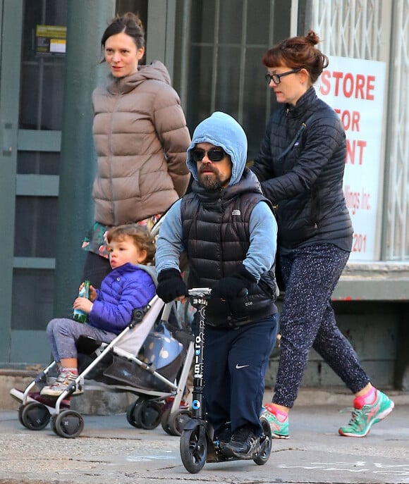 Peter Dinklage et sa femme Erica Schmidt accompagnent leur fille Zelig à l'école à New York, le 16 décembre 2015.