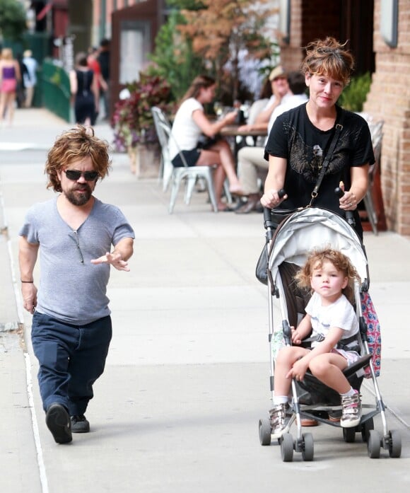 Peter Dinklage se promène avec sa femme Erica Schmidt et leur fille Zelig à New York, le 27 août 2015.