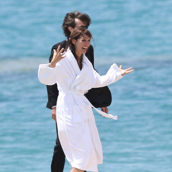 Doria Tillier se prend pour une sirène pour le Grand journal de Canal+ lors du 67ème festival de Cannes à Cannes le 16 mai 2014.