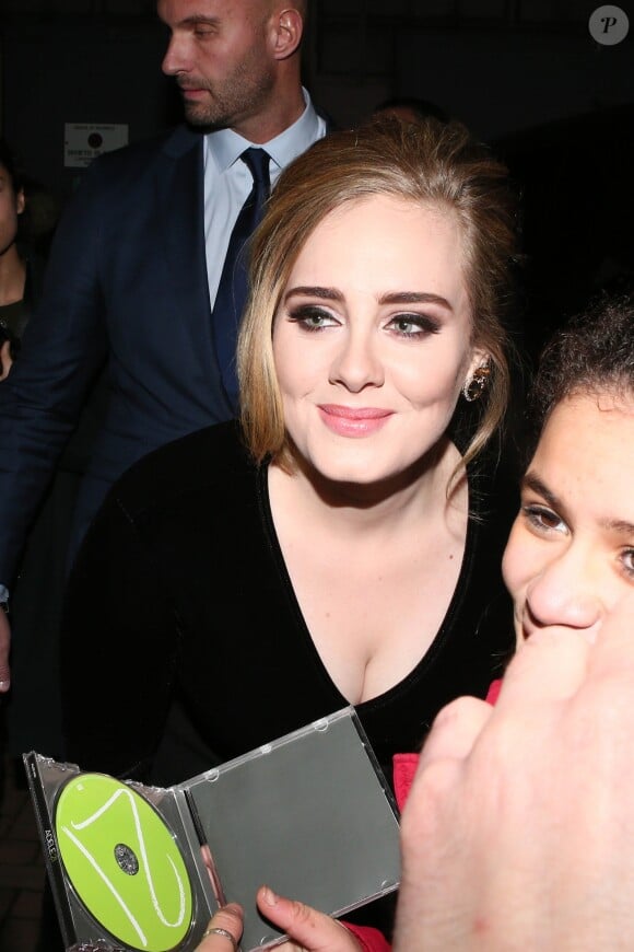 La chanteuse Adele rencontre ses fans lors de son arrivée à Milan en Italie le 4 décembre 2015.