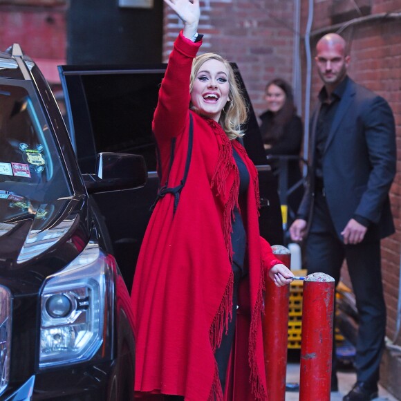 La chanteuse Adele salue ses fans habillée d'un manteau rouge au Joe's pub de New York le 20 novembre 2015 © CPA/Bestimage