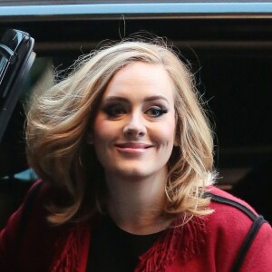 La chanteuse Adele souriante à New York le 20 novembre 2015.