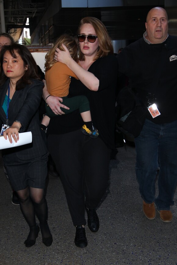 La chanteuse Adele et son fils Angelo Konecki arrivent à l'aéroport LAX de Los Angeles le 3 janvier 2015 entourés de nombreux photographes.