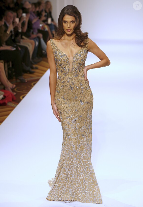 Iris Mittenaere (Miss Univers) défile pour Sherri Hill lors de la Fashion Week à New York, le 13 février 2017. Elle défile pour la première fois depuis son élection.