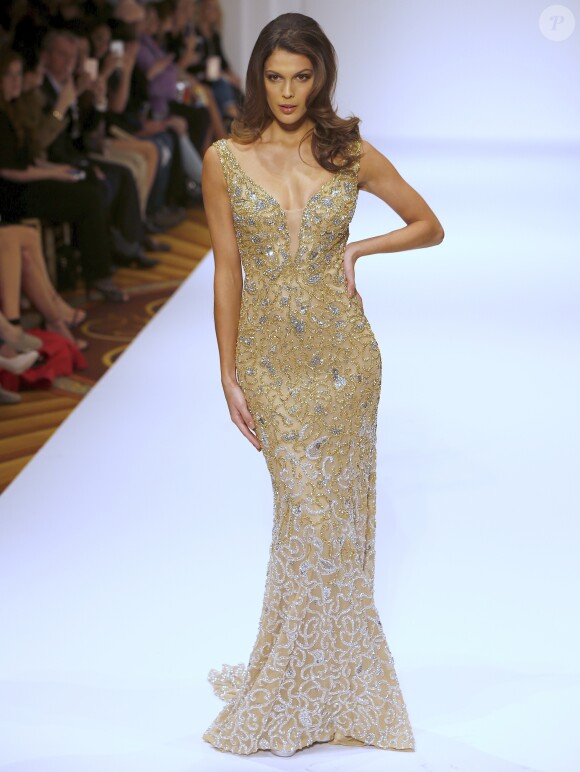 Iris Mittenaere (Miss Univers) défile pour Sherri Hill lors de la Fashion Week à New York, le 13 février 2017. Elle défile pour la première fois depuis son élection.