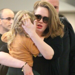 La chanteuse Adele et son fils Angelo Konecki arrivent à l'aéroport LAX de Los Angeles le 3 janvier 2015.