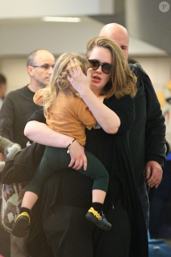 La chanteuse Adele et son fils Angelo Konecki arrivent à l'aéroport LAX de Los Angeles le 3 janvier 2015.