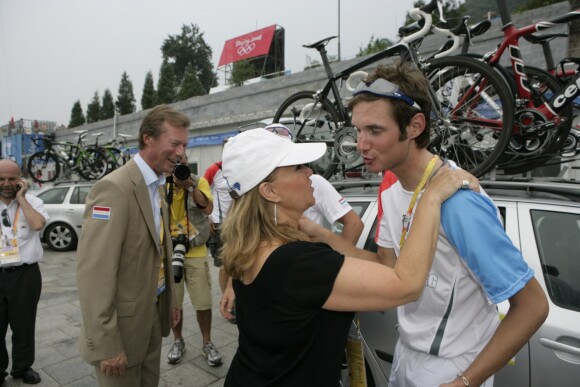 Andy Schleck avec le grand-duc Henri et la grande-duchesse Maria Teresa de Luxembourg lors des Jeux olympiques de Pékin en 2008.