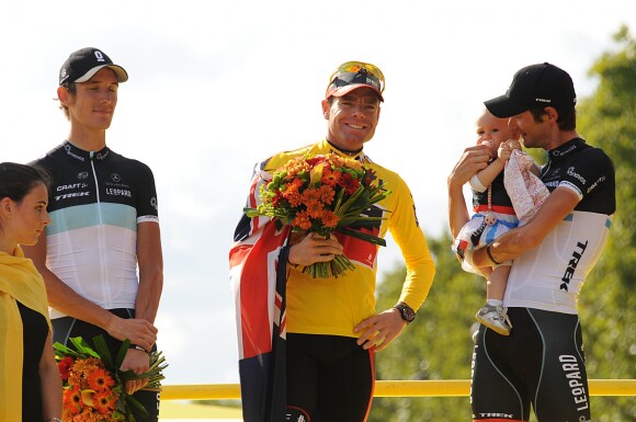 Andy Schleck (à gauche) avec Cadel Evans (maillot jaune) et son frère Frank Schleck sur le podium du Tour de France le 24 juillet 2011 à Paris.