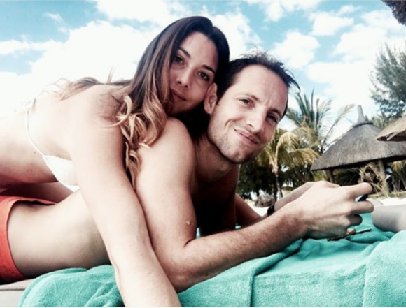 Renaud Lavillenie et Anaïs Poumarat, ici lors d'un séjour au Dinarobin Beachcomber Golf Resort & Spa de l'île Maurice en novembre 2016, vont se marier ! Le perchiste a fait sa demande en mariage à l'occasion du 28e anniversaire de sa compagne fin février 2017. Photo Instagram Anaïs Poumarat.