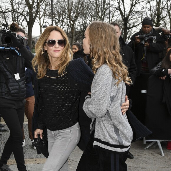 Vanessa Paradis et sa fille Lily-Rose Depp - Défilé Chanel, collection prêt-à-porter automne-hiver 2017-18 au Grand Palais. Paris, le 7 mars 2017. © Pierre Perusseau / Bestimage