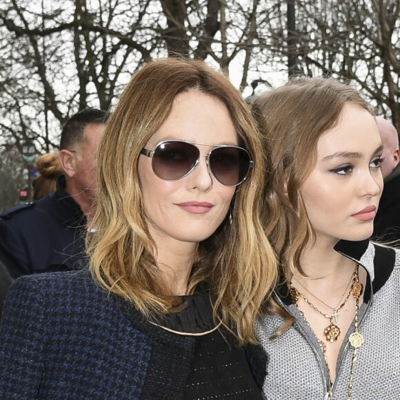 Vanessa Paradis et sa fille Lily-Rose Depp - Défilé Chanel, collection prêt-à-porter automne-hiver 2017-18 au Grand Palais. Paris, le 7 mars 2017. © Pierre Perusseau / Bestimage