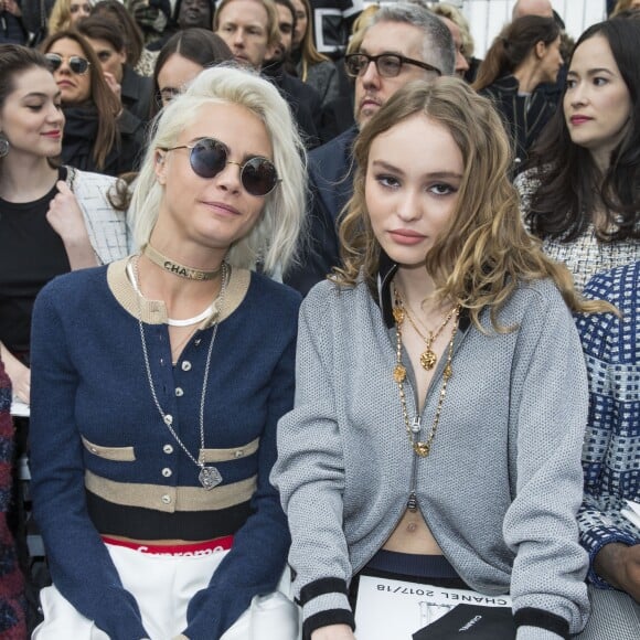 Cara Delevingne et Lily-Rose Depp - Défilé de mode prêt-à-porter automne-hiver 2017/2018 "Chanel" au Grand Palais à Paris le 7 mars 2017. © Olivier Borde/ Bestimage