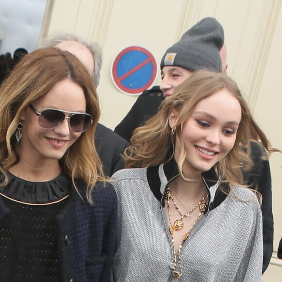 Vanessa Paradis et sa fille Lily-Rose Depp à l'issue du défilé de mode "Chanel" collection prêt-à-porter Automne-Hiver 2017/2018 au Grand Palais à Paris, France, le 7 mars 2017. © CVS-Veeren/Bestimage