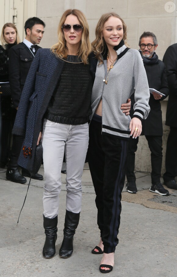 Vanessa Paradis et sa fille Lily-Rose Depp arrivent au défilé de mode prêt-à-porter automne-hiver 2017/2018 "Chanel" au Grand Palais à Paris. Le 7 mars 2017 © CVS-Veeren / Bestimage