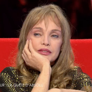 Arielle Dombasle émue en revoyant des images de son mariage avec BHL. "Le Divan" sur France 3, le 7 mars 2017.